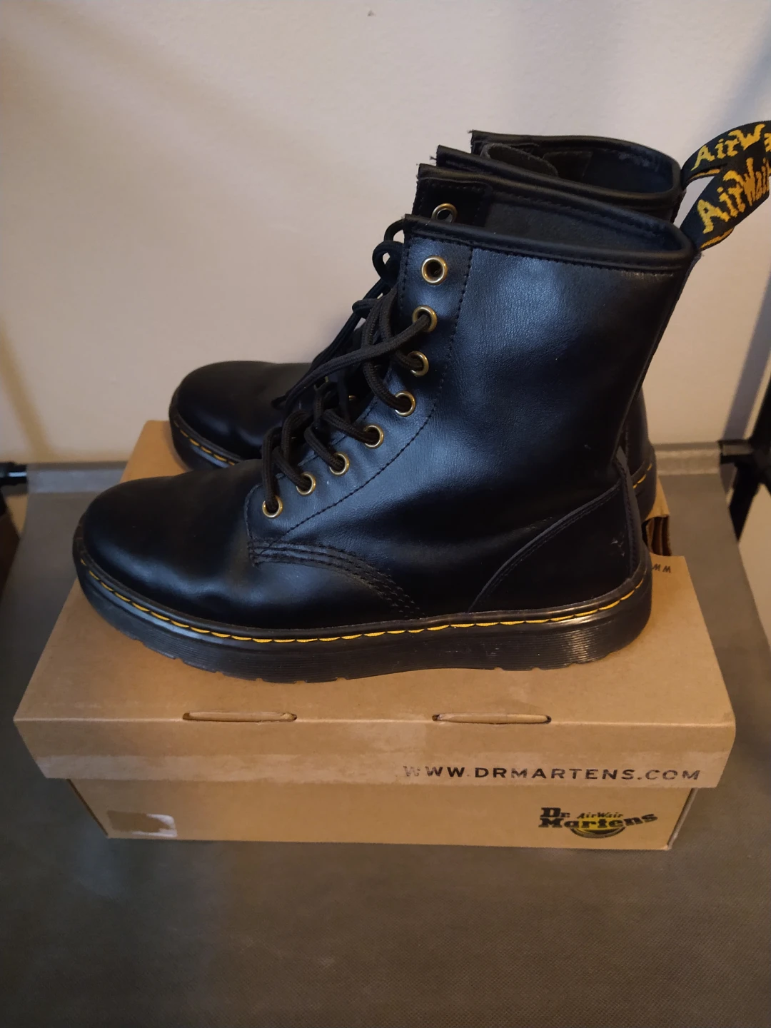 NEW Dr. Martens Classic 1460 Smooth Leather Women's Size 7 - photo 2
