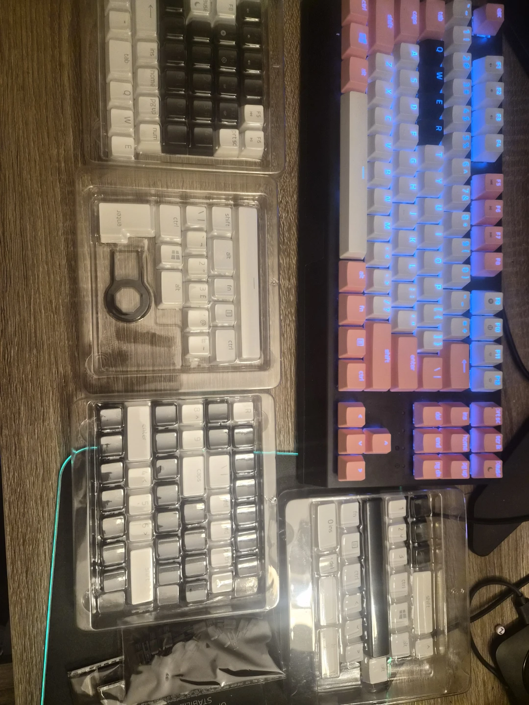 Razer keycaps (white and black)