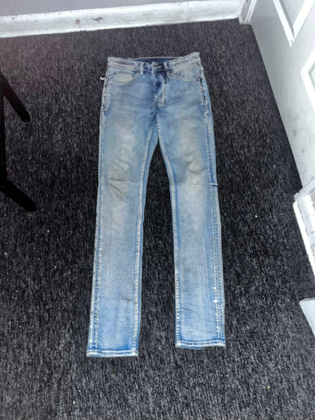 Men's Blue Wash Jeans with Graphic Patch - photo 2