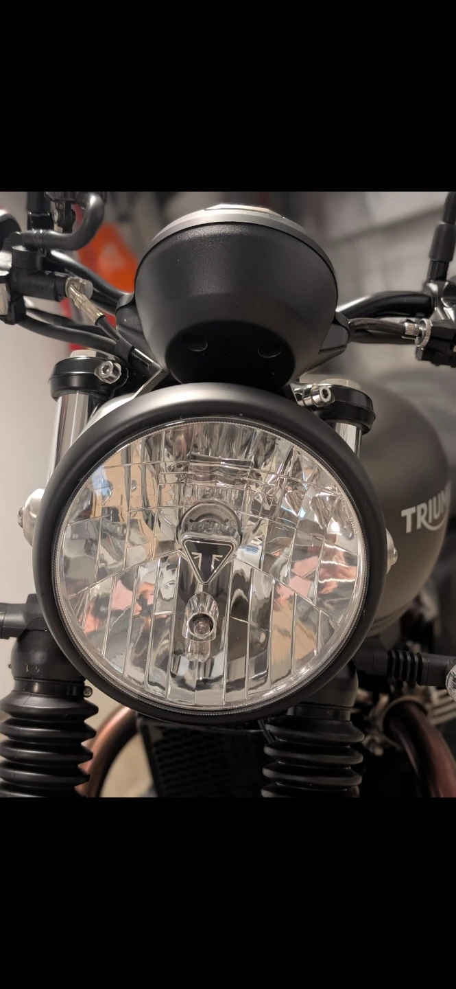 Triumph Street Twin 900 Motorcycle - photo 4