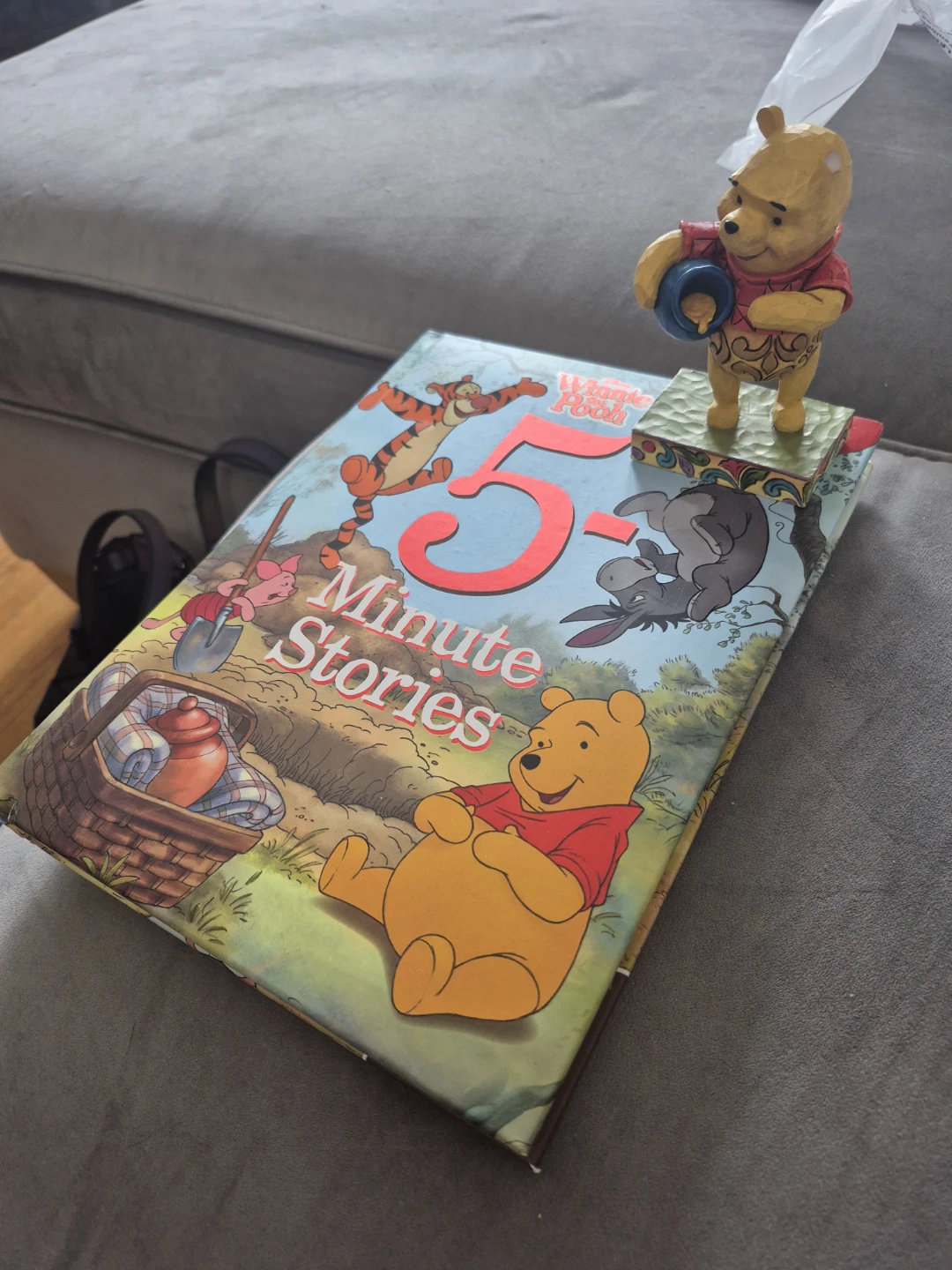 Disney Winnie the Pooh 5-Minute Stories Book and Figurine