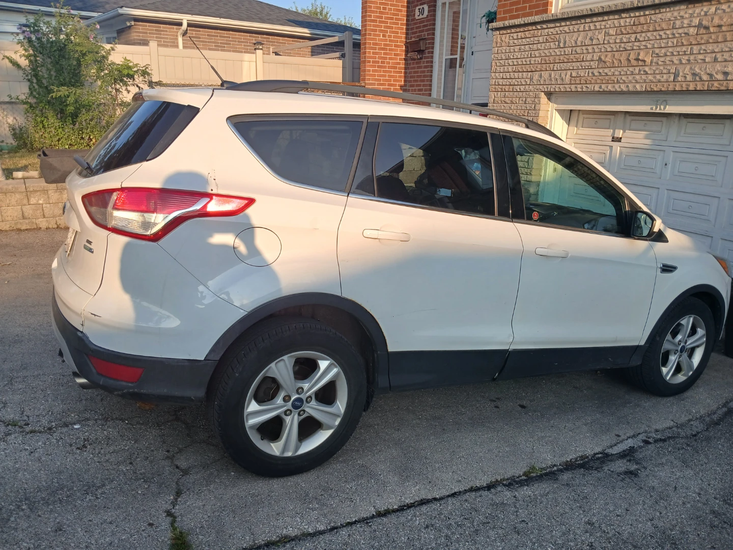 White Ford Escape 2014 Eco boost.  SE AWD.