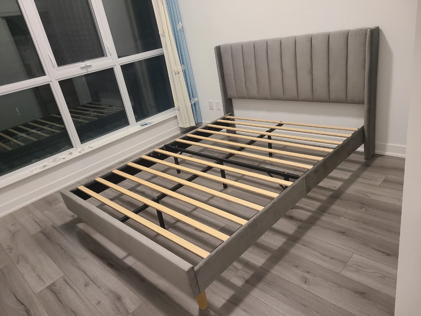 Home Stagging Use Almost New Queen Bed Frame