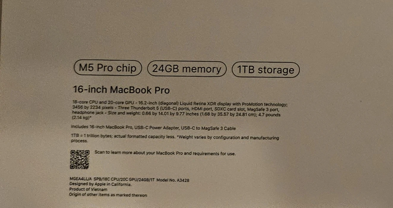 Apple macbook 16, pro m5,  24GB ram, 1tb drive. Opened but new - photo 5