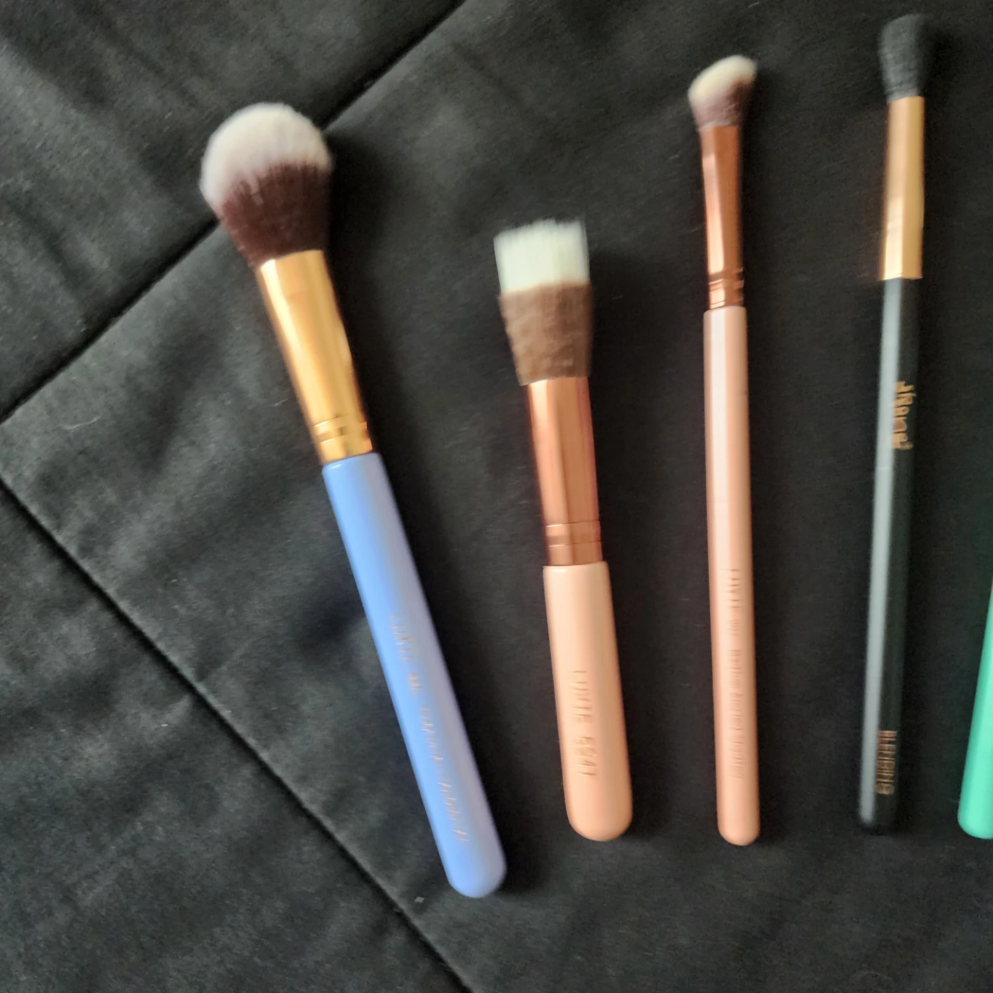 Set of 7 Assorted Makeup Brushes - photo 2