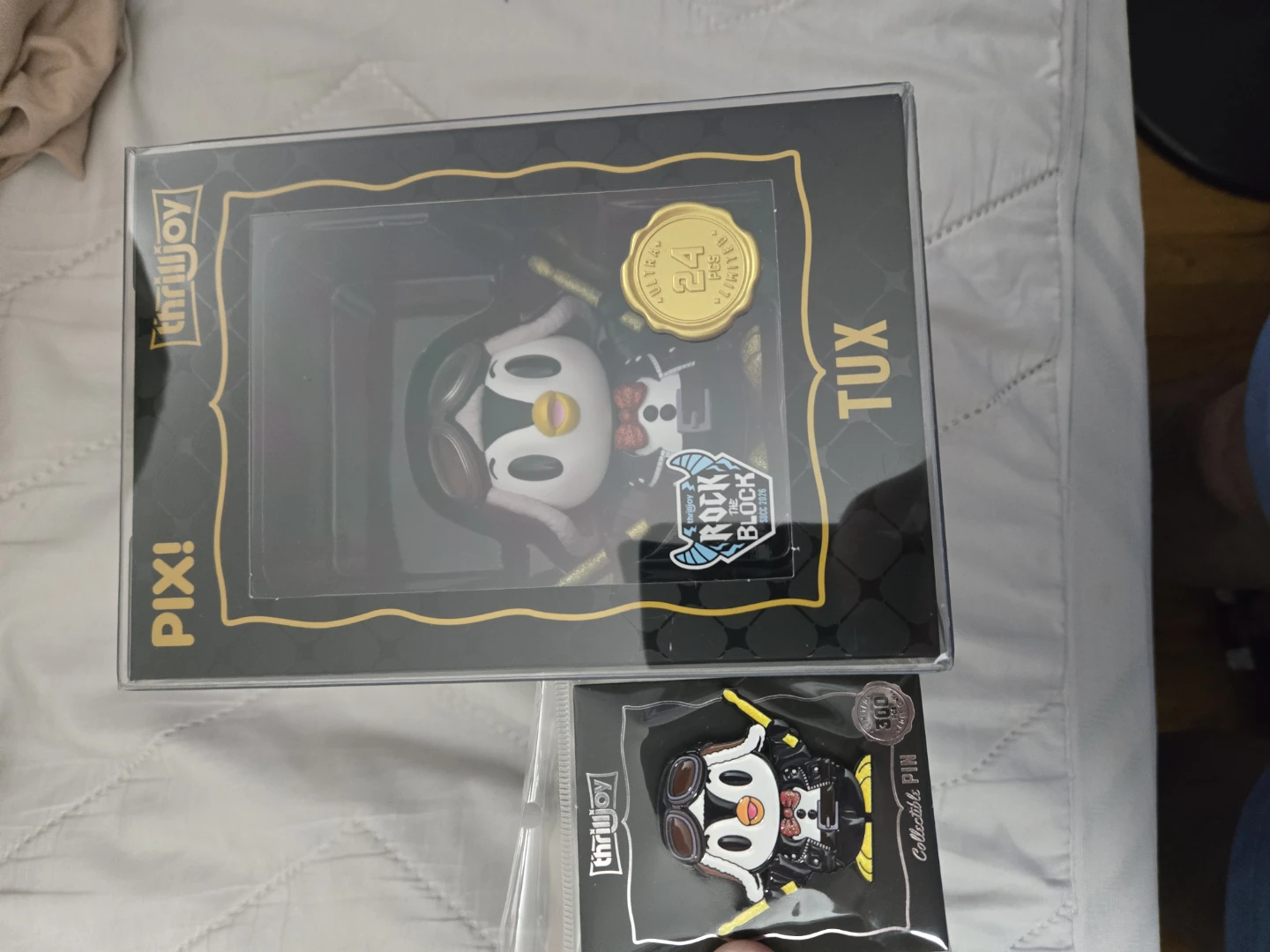 Thrilljoy Pix! Tux Collectible Figure and Pin - photo 2