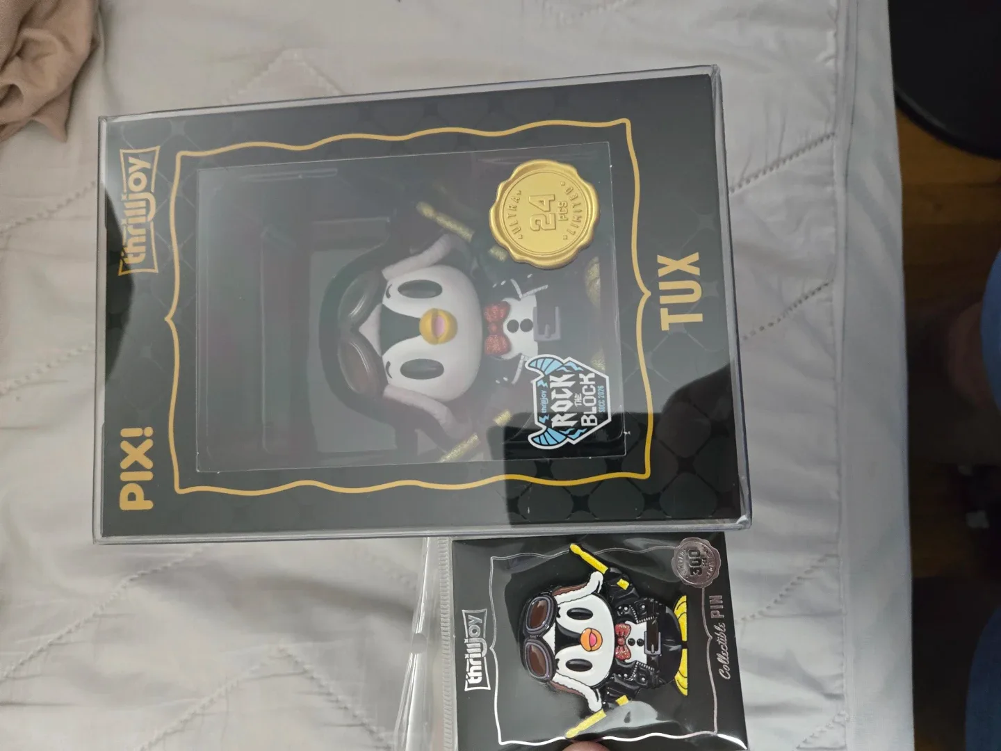Thrilljoy Pix! Tux Collectible Figure and Pin - photo 2