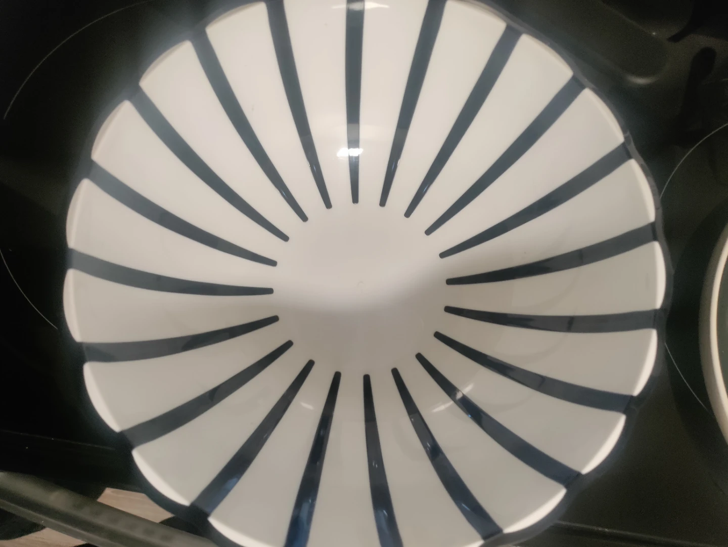 Guzzini Grace 11.8-inch Serving Bowl - photo 4