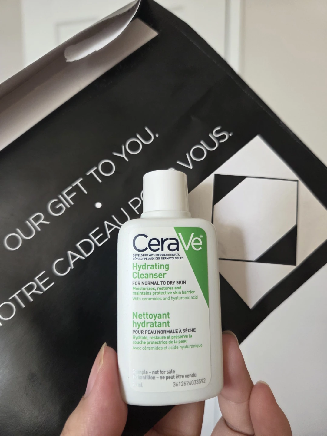 CeraVe Hydrating Cleanser 30ml travel size - photo 2