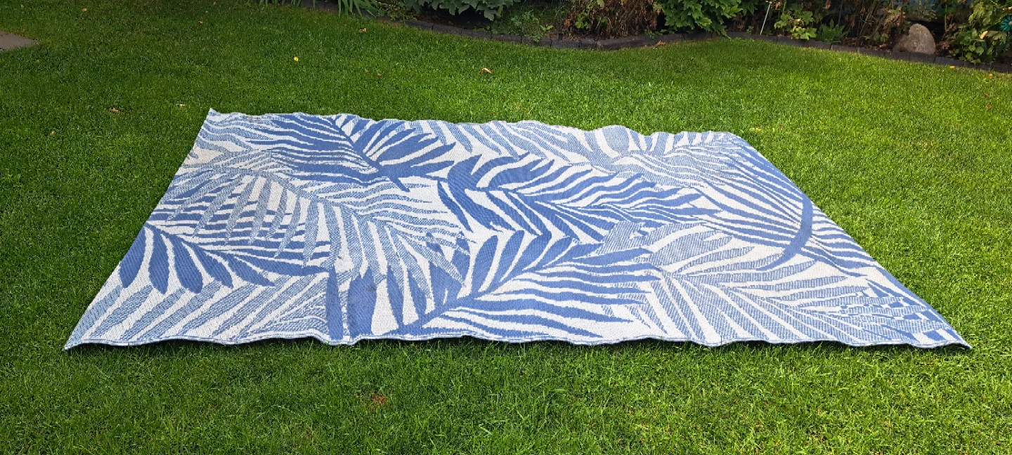 Blue and White Leaf Pattern Outdoor Rug