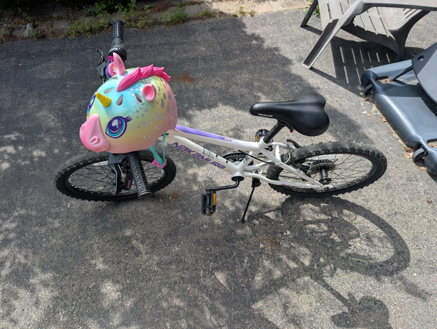 Nakamura kids' bike with unicorn helmet