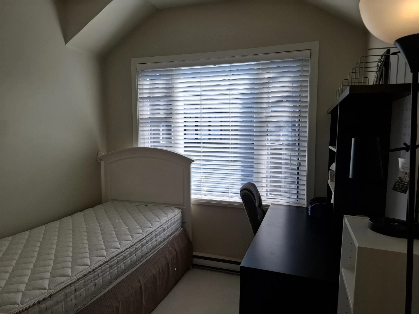 Vancouver west- Rent room 2 (each 1600 CD) - photo 2