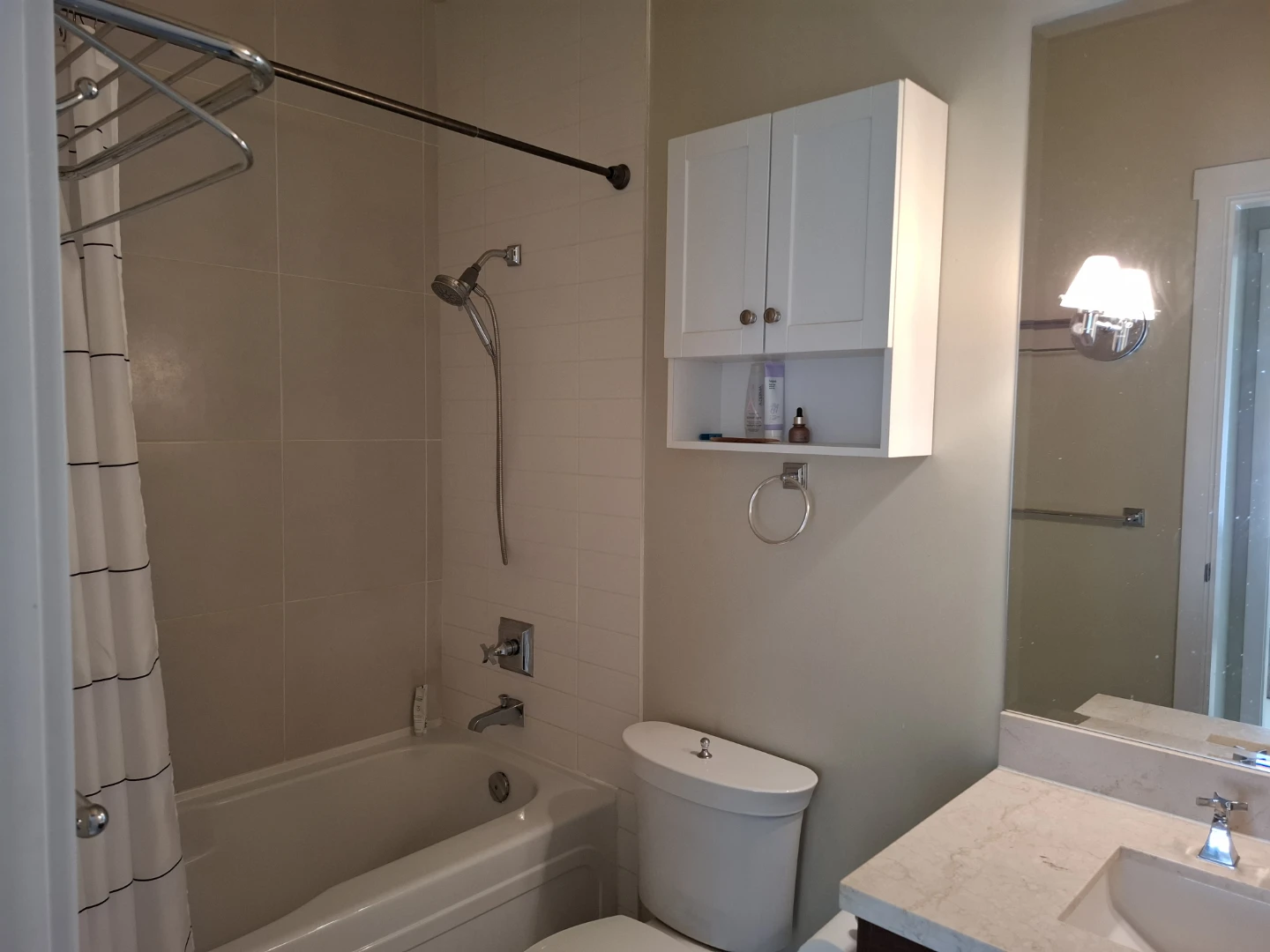 Vancouver west- Rent room 2 (each 1600 CD) - photo 3