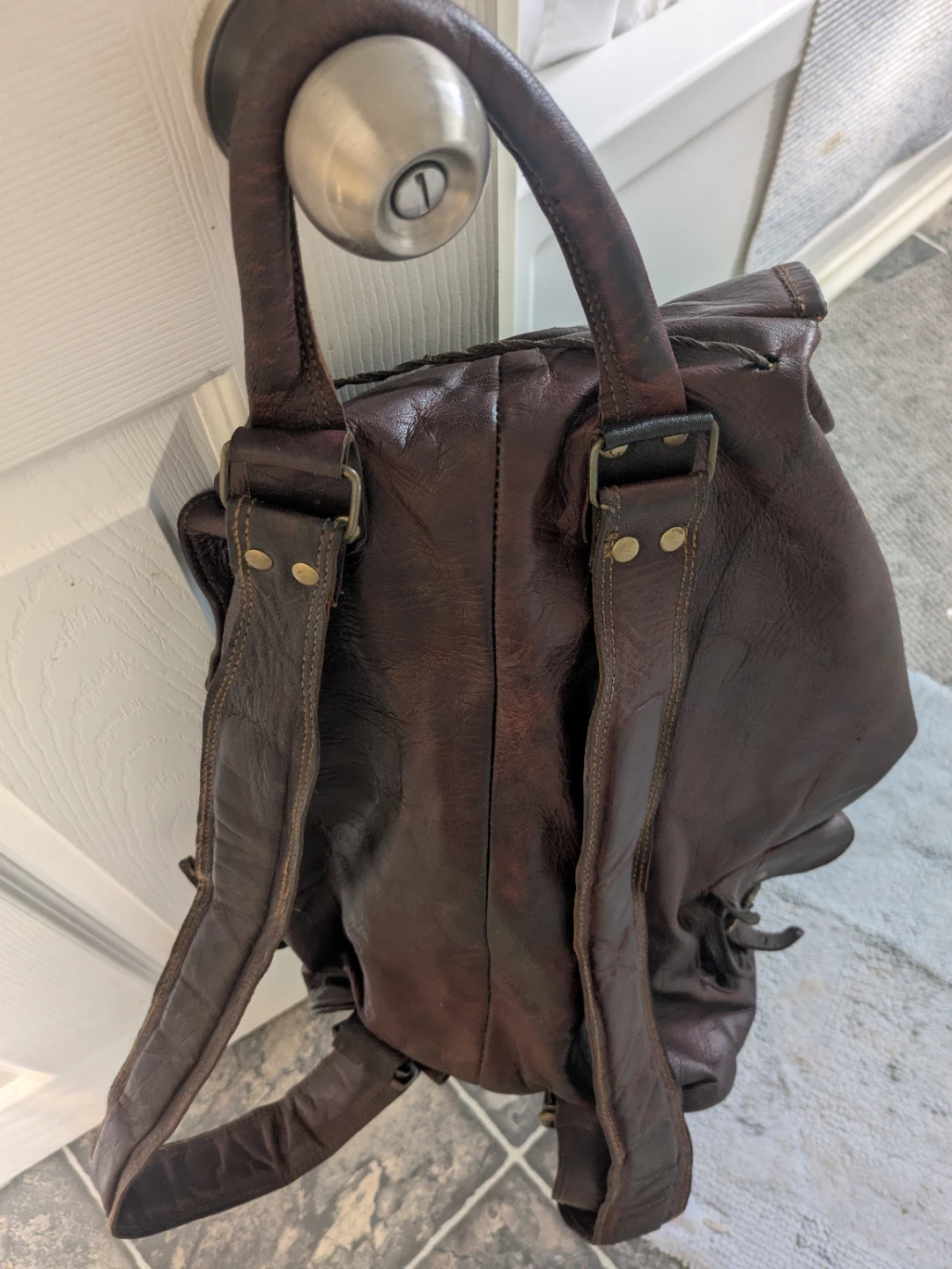 Vintage-Style Leather Backpack - photo 4