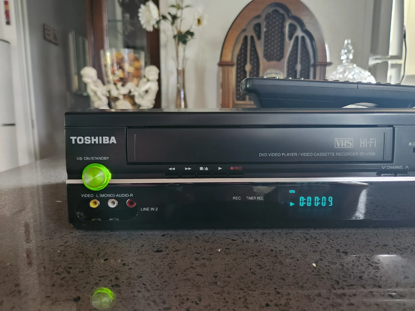 Toshiba Hi-Fi VHS DVD Player - photo 2