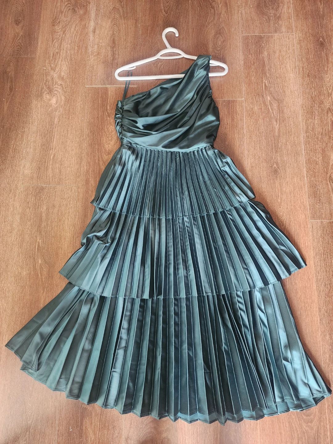 Green One-Shoulder Tiered Pleated Dress - photo 2