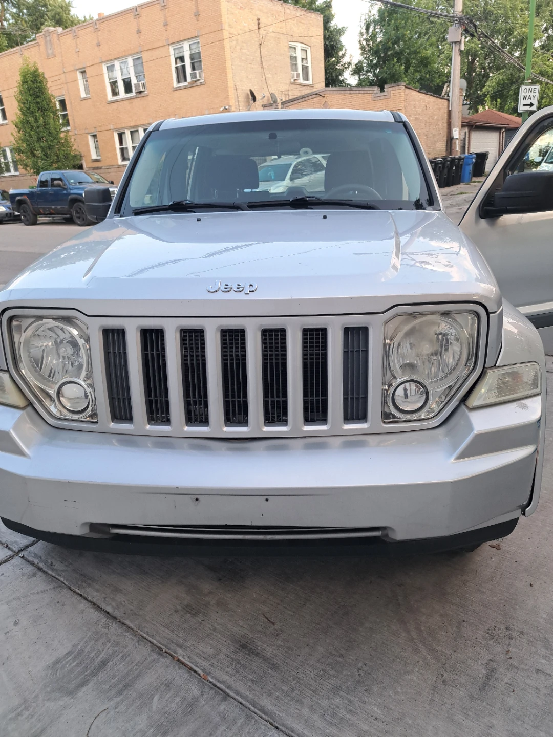 Silver Jeep Liberty 4x4 SUV - photo 2