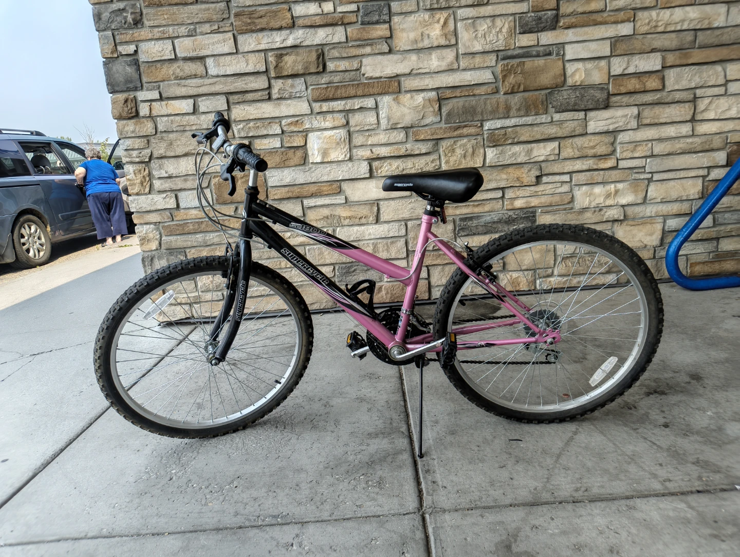Schwinn Sidewinder 1800 Mountain Bike with helmet