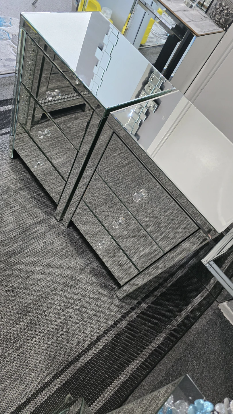 Mirrored 3-Drawer Chest - photo 3