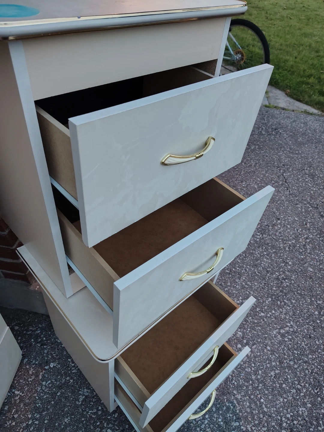 Cream coloured dresser and nightstand set - photo 5
