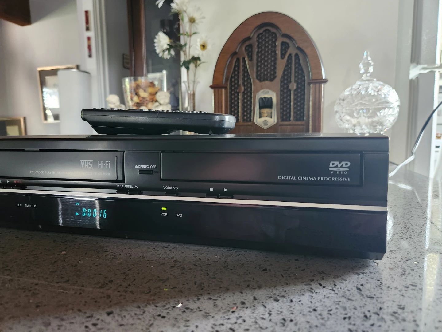 Toshiba Hi-Fi VHS DVD Player - photo 3