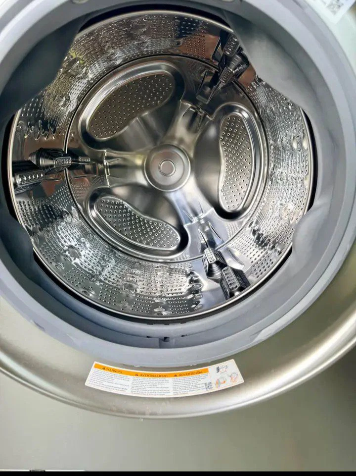 LG Stackable Washer and Dryer Set - photo 4