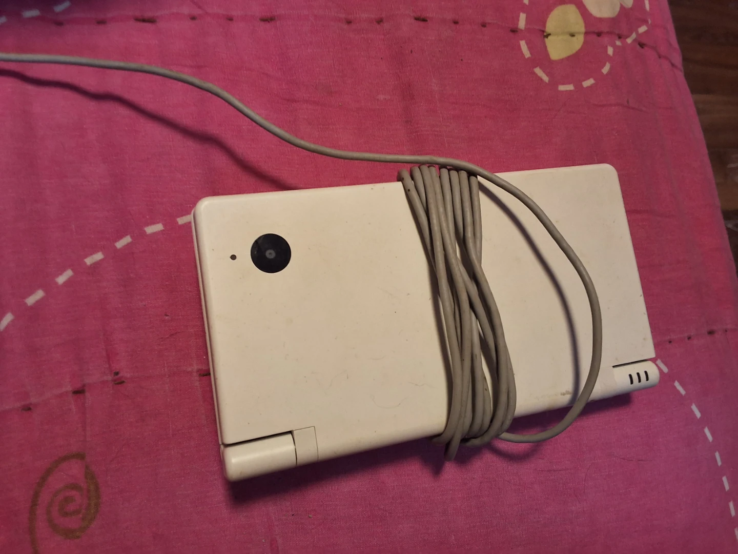 White Nintendo DSi with charging cable