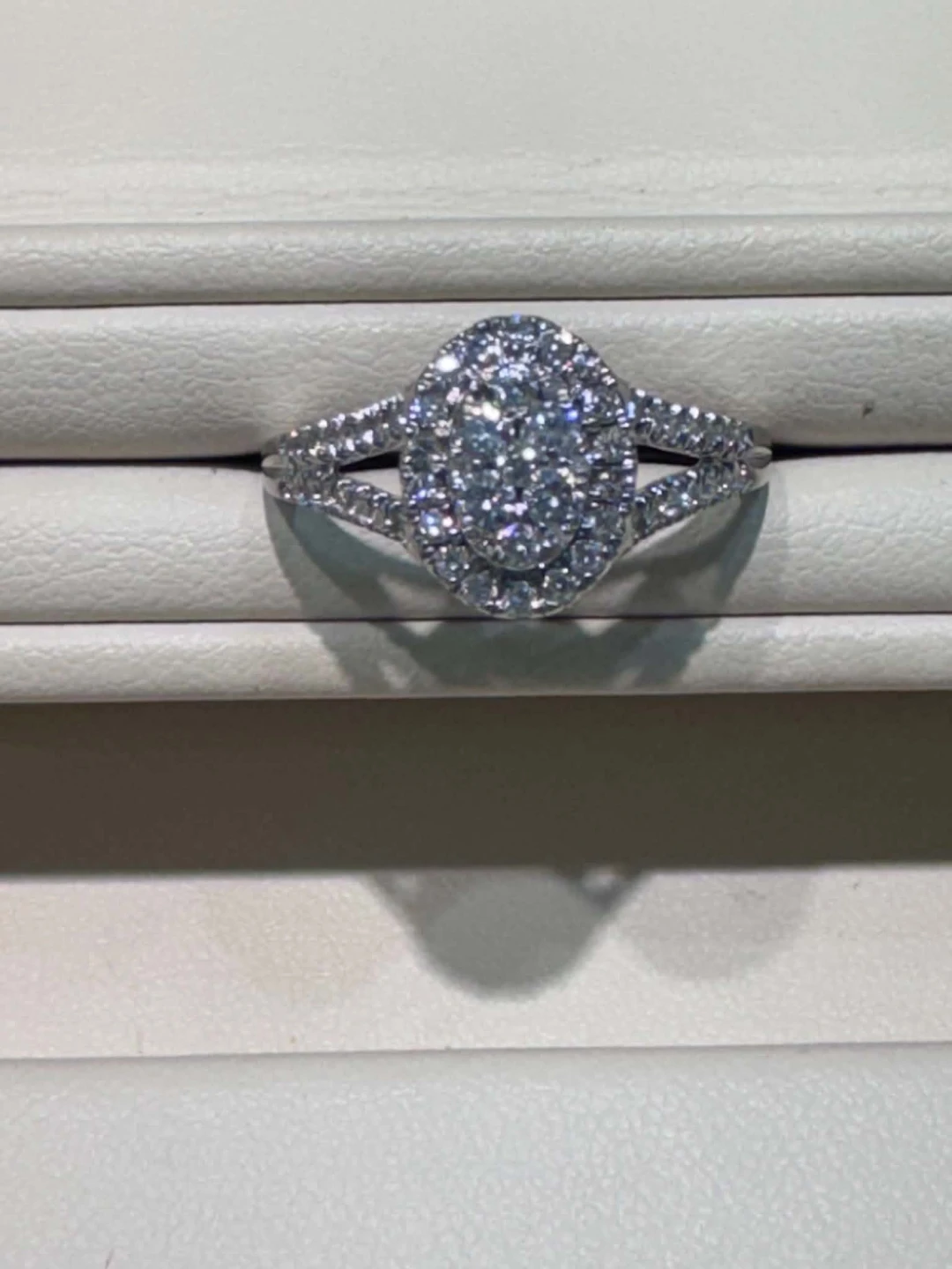 Beautiful NEW 10kw White Gold  size 7 ring.