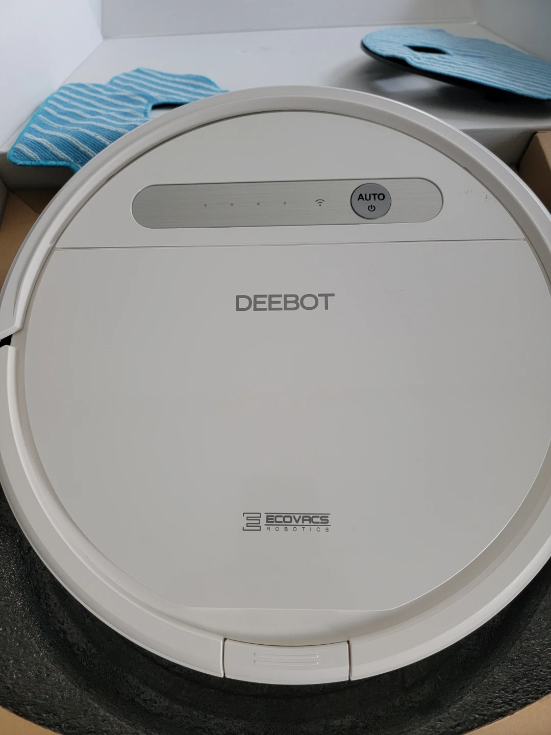 ECOVACS DEEBOT OZMO 610 Robot Vacuum