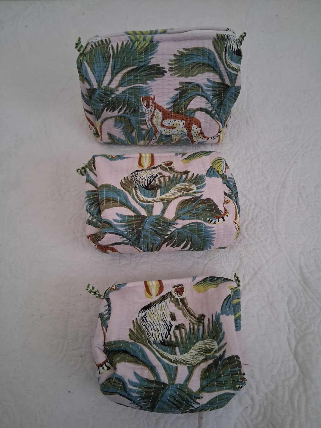 Set of 3 quilted jungle print cosmetic bags - photo 2