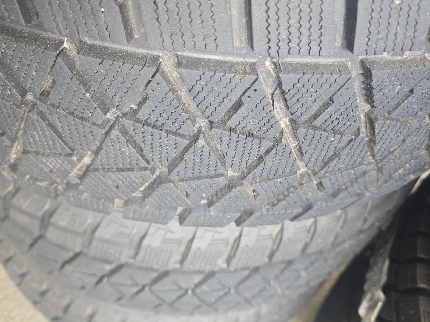 Bridgestone Blizzak Winter Tires 265/50/20 - photo 2