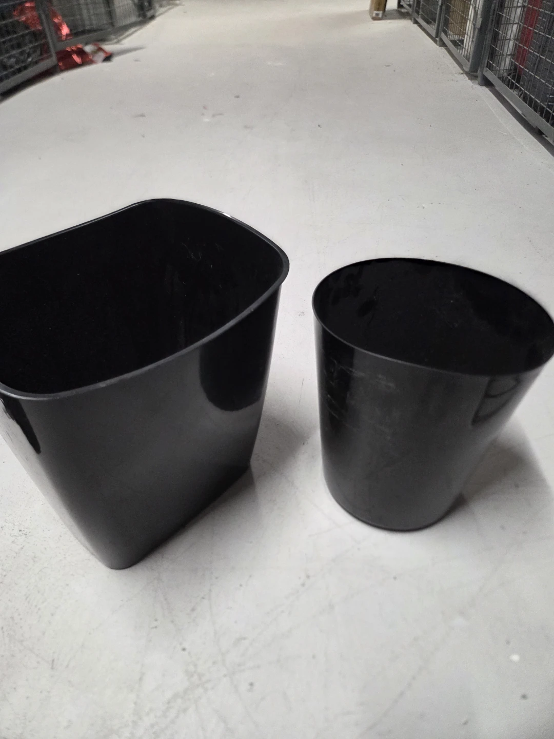 Set of 2 Black Plastic Trash Cans - photo 4
