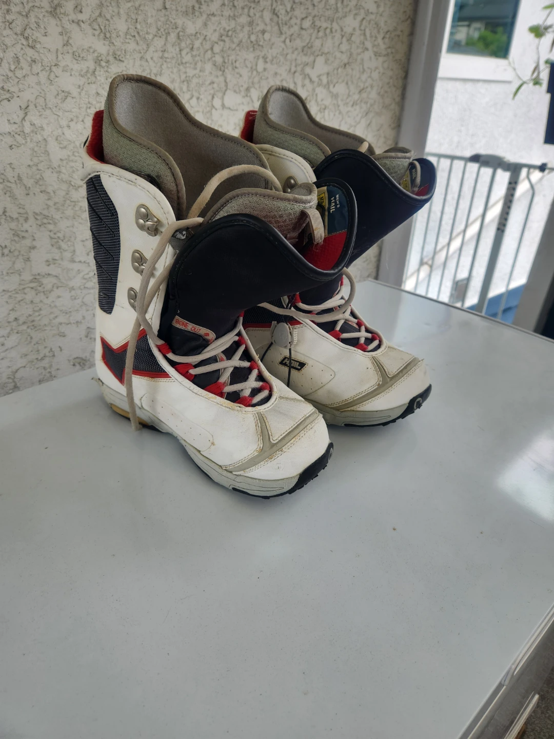 HAIL Mens snowboarding boots.