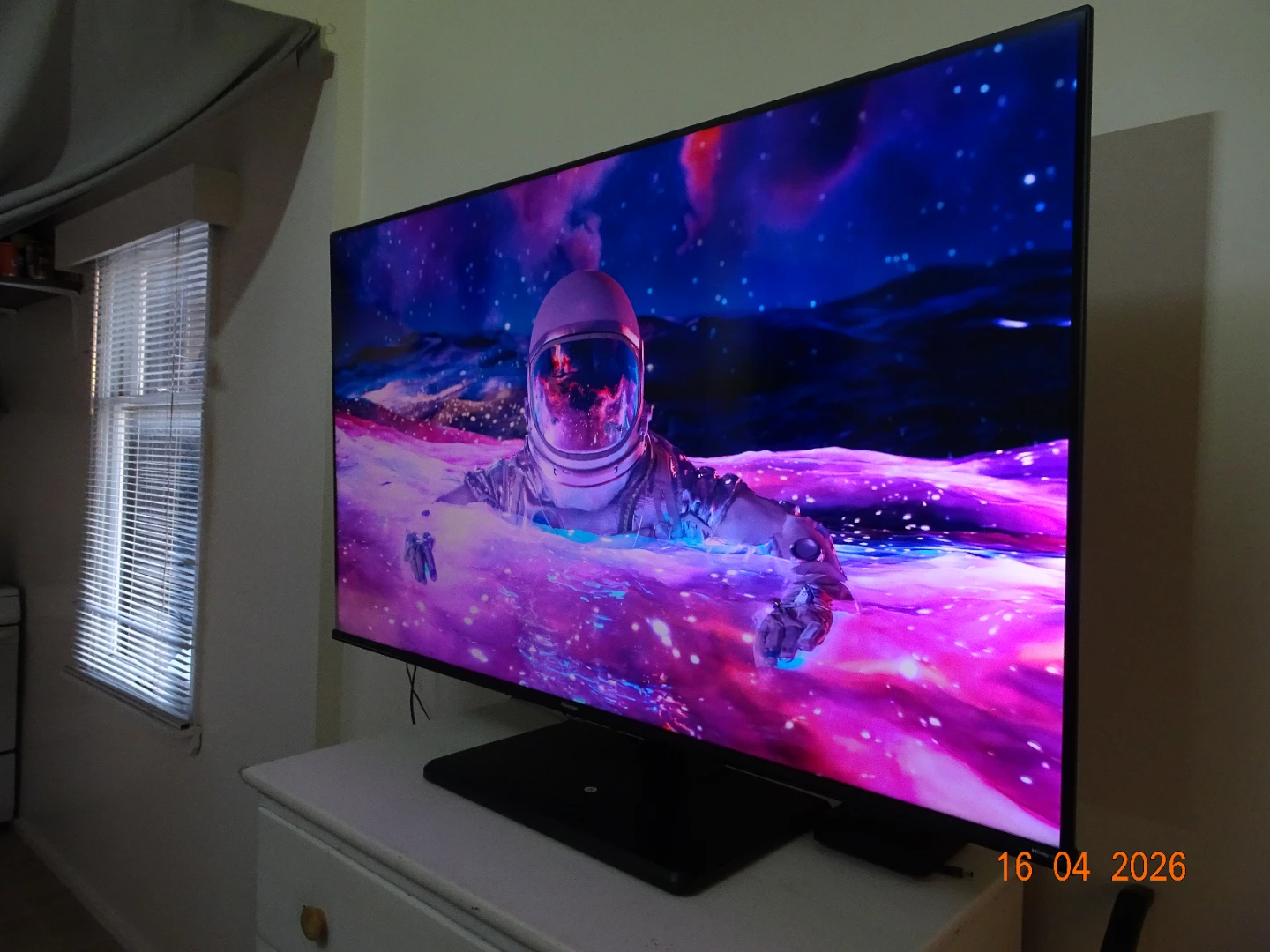 Hisense 50" QLED 4K Smart TV + ONN Adjustable Base - photo 2