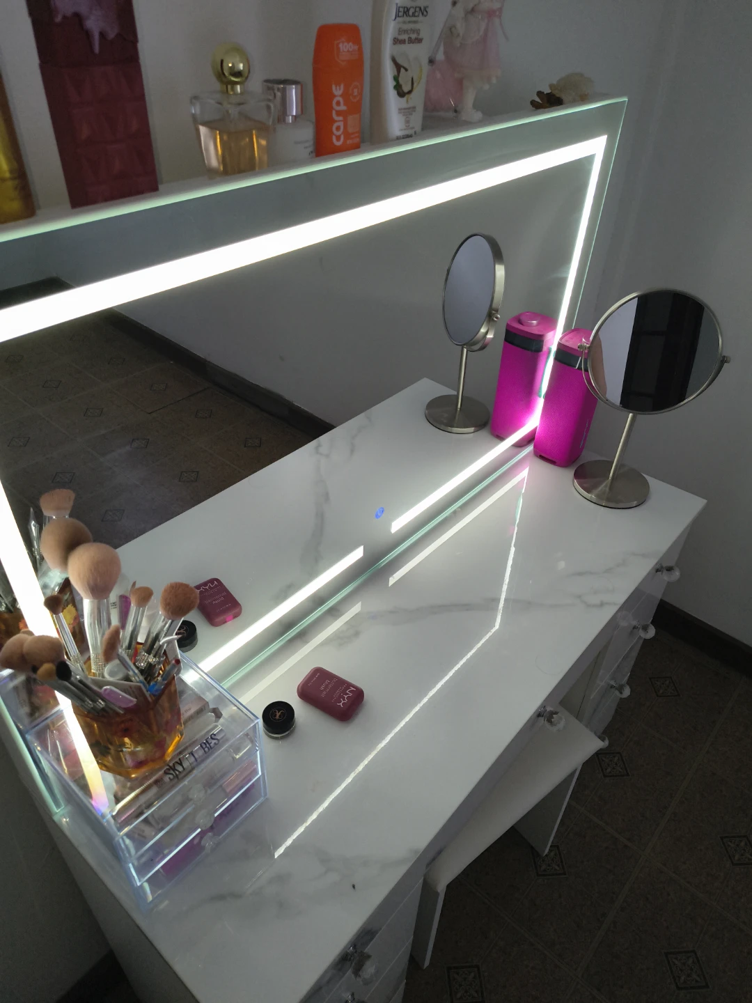 Vanity Table with Lighted Mirror and Stool - photo 4