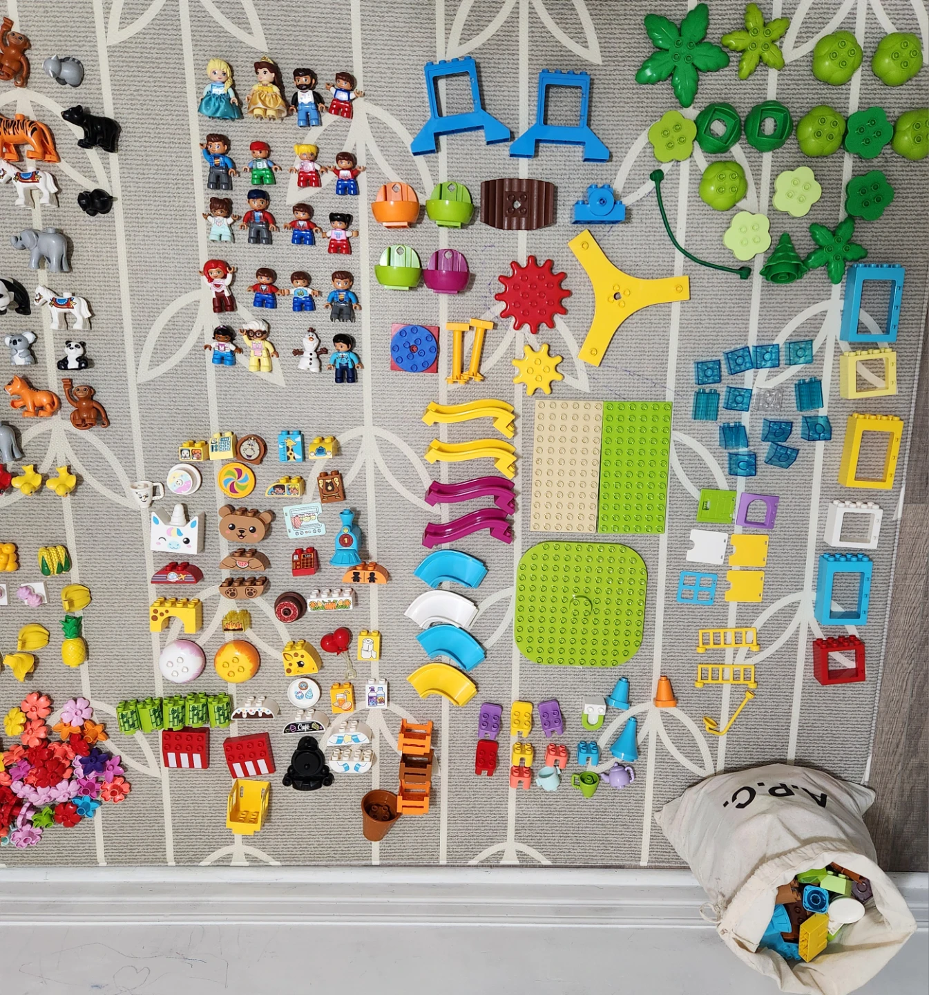 Assorted LEGO DUPLO and LEGO Minifigure Collection - photo 4
