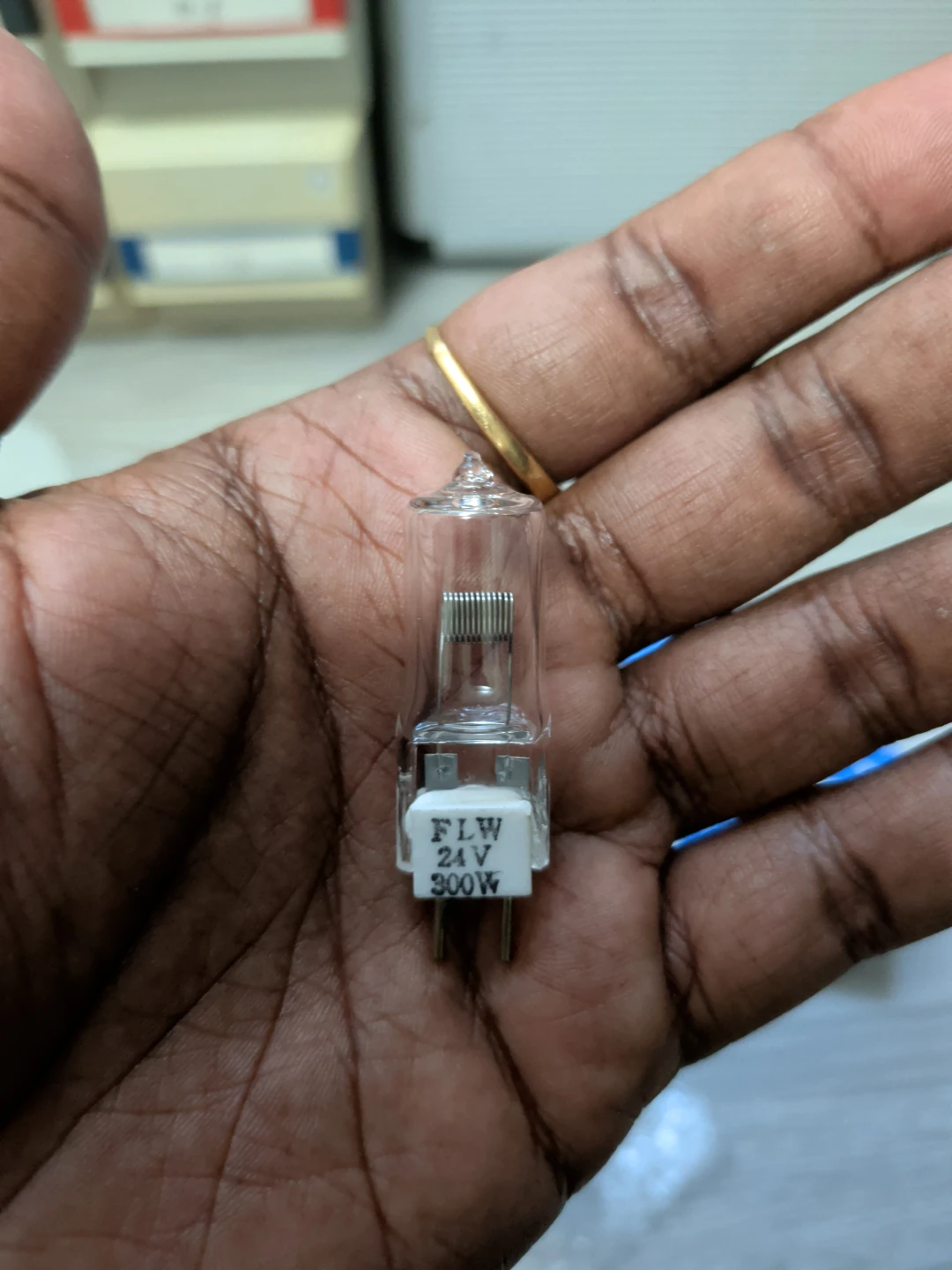 Focus FLW 24V 300W Halogen Bulb - photo 2