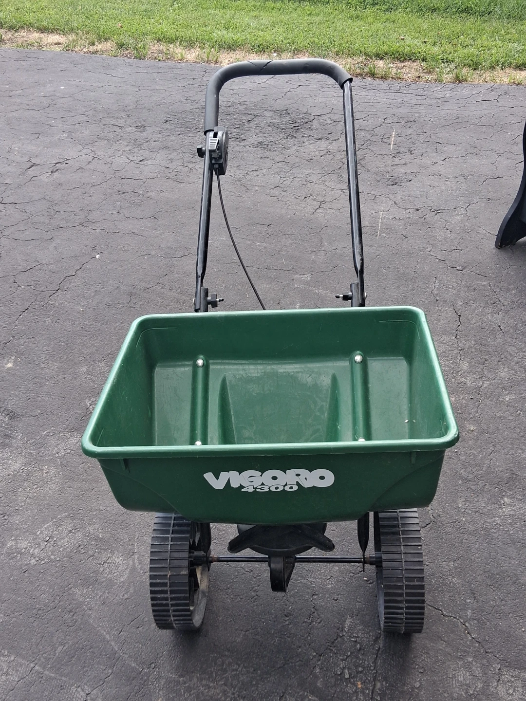 Vigoro 2300 Spreader