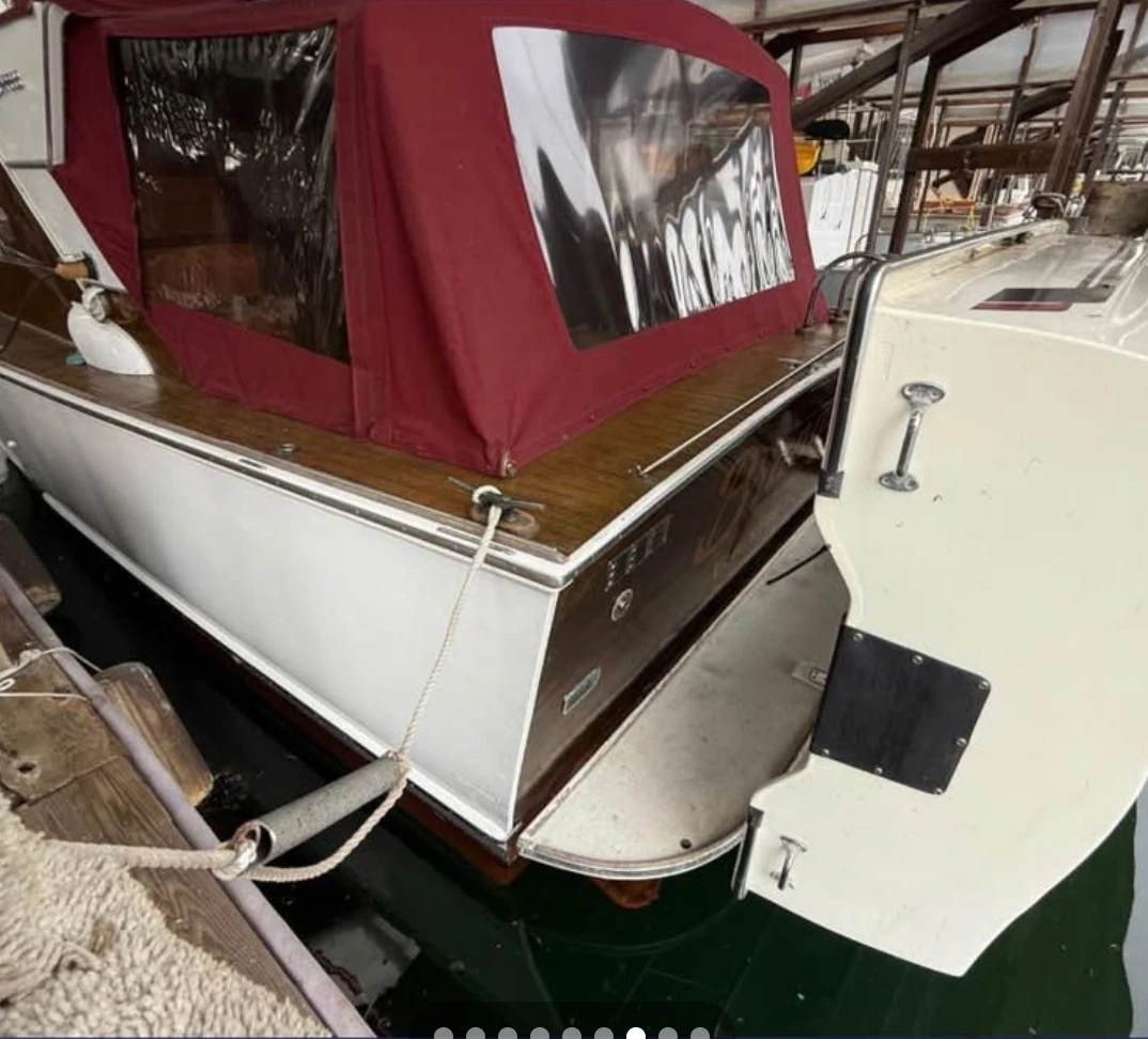 Classic wooden cabin cruiser boat - photo 4