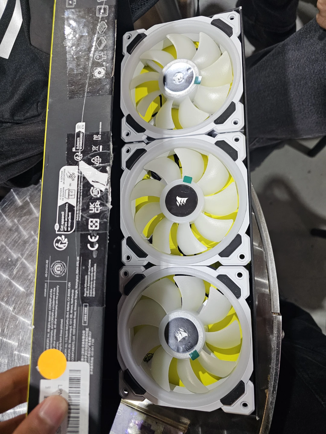 Corsair iCUE LINK QX120 RGB Starter Kit Fans - photo 2