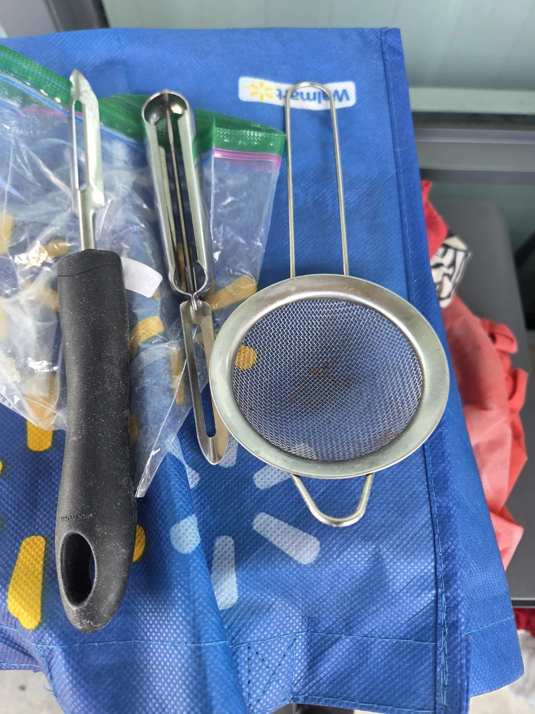 Kitchen Gadget Set: Peelers and Strainer