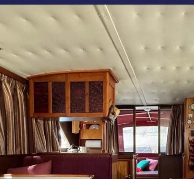 Classic wooden cabin cruiser boat - photo 2