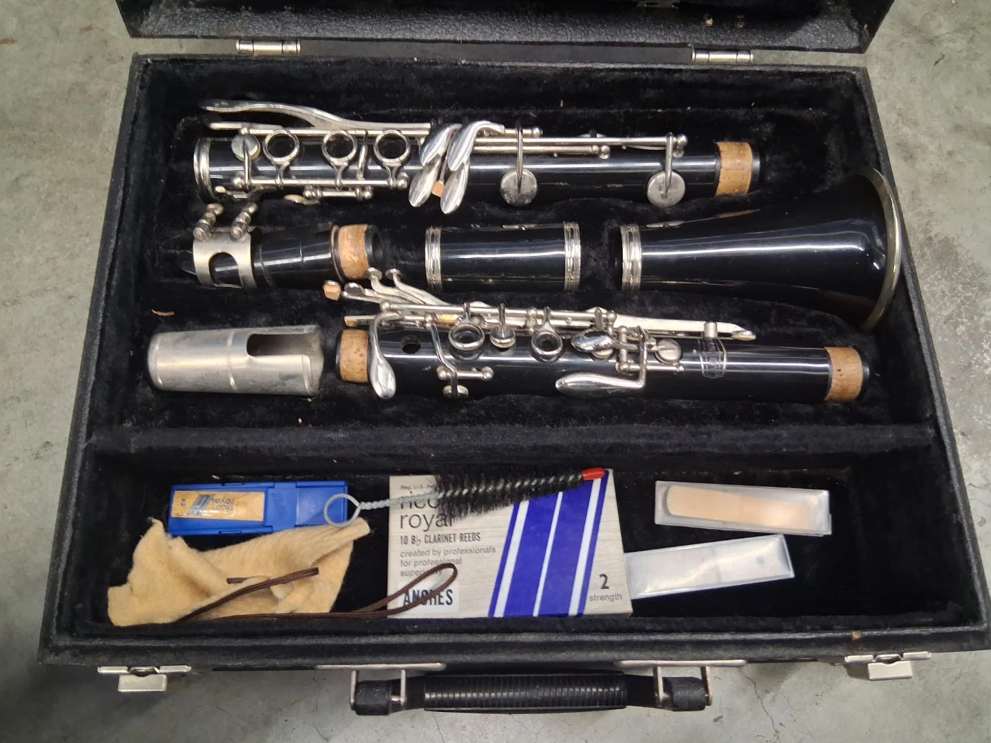 Bundy Clarinet in Case with Accessories - photo 3