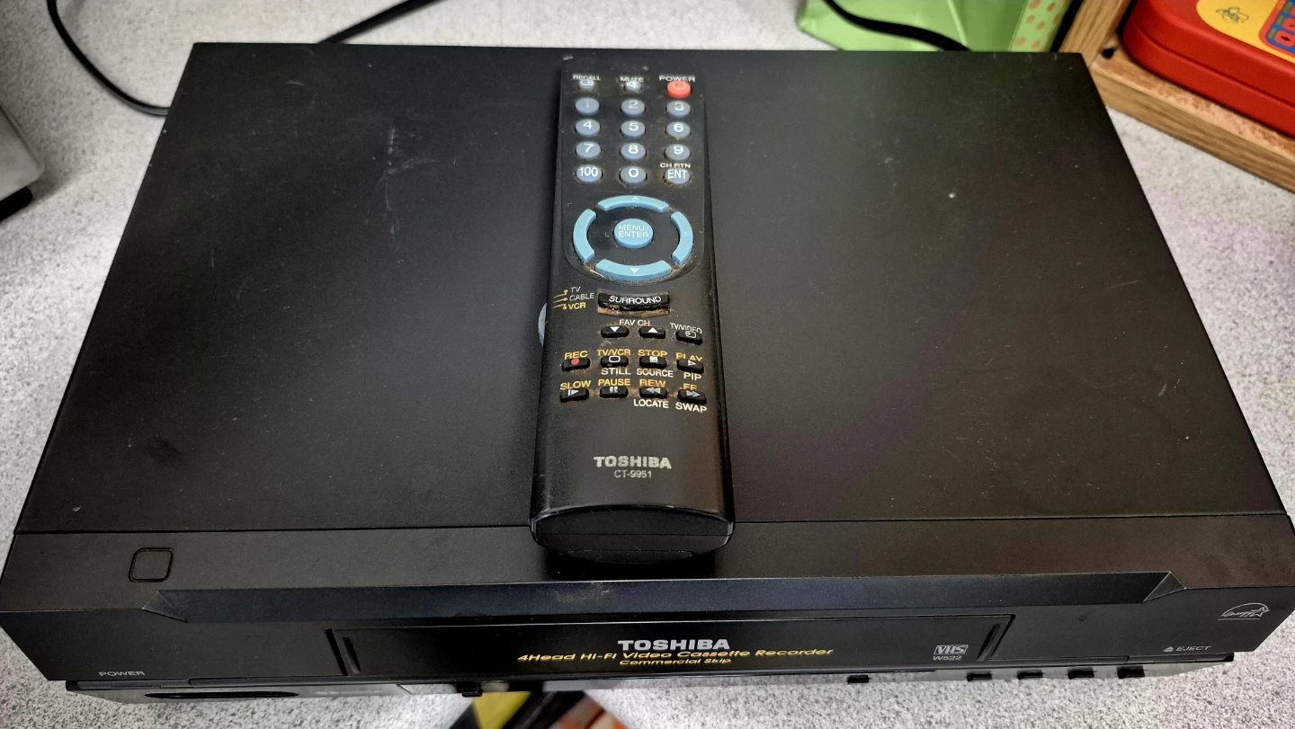 Toshiba vcr with 17 action thriller vhs movies - photo 2