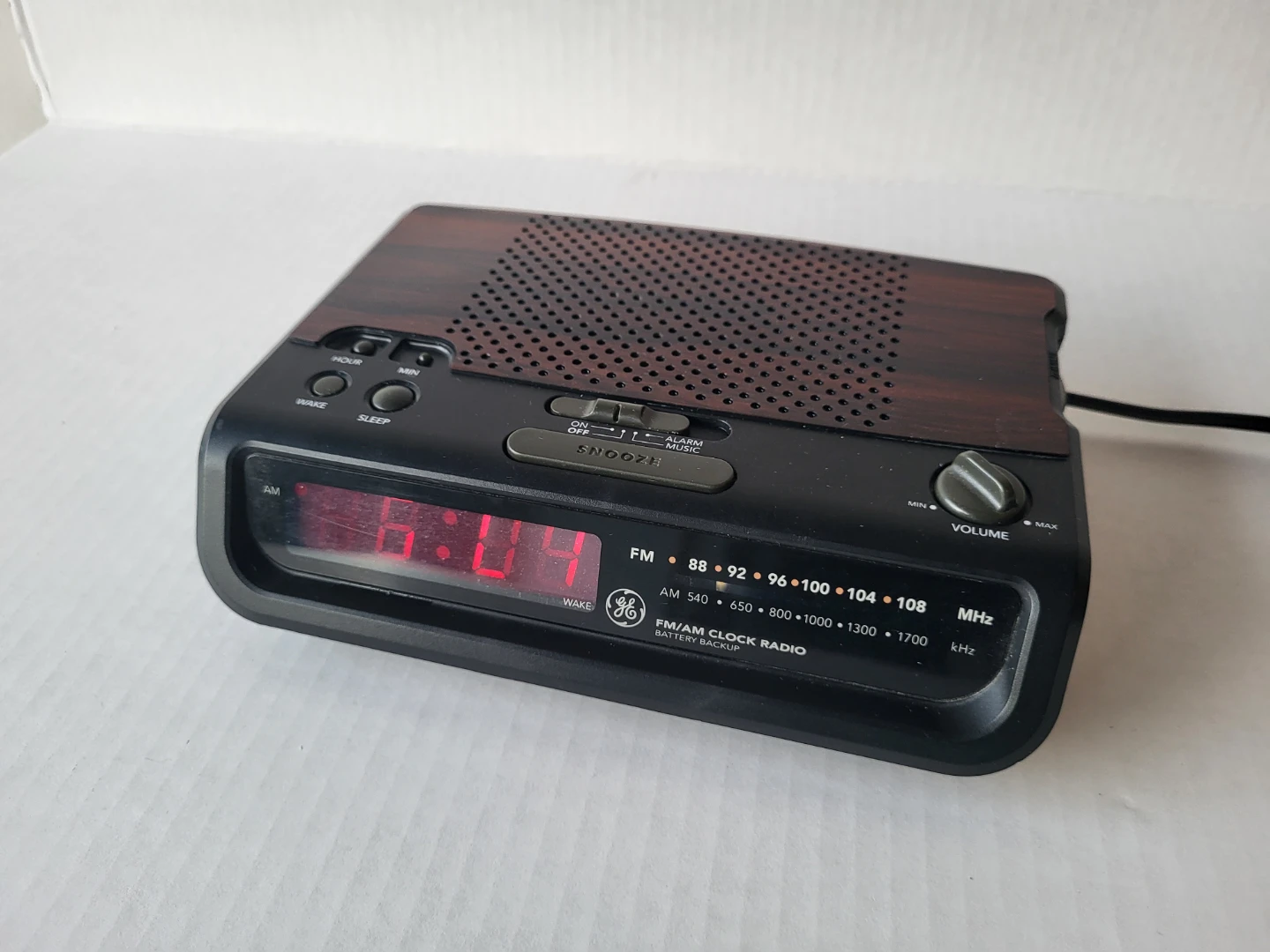 Vintagr GE FM/AM Clock Radio - Retro Woodgrain