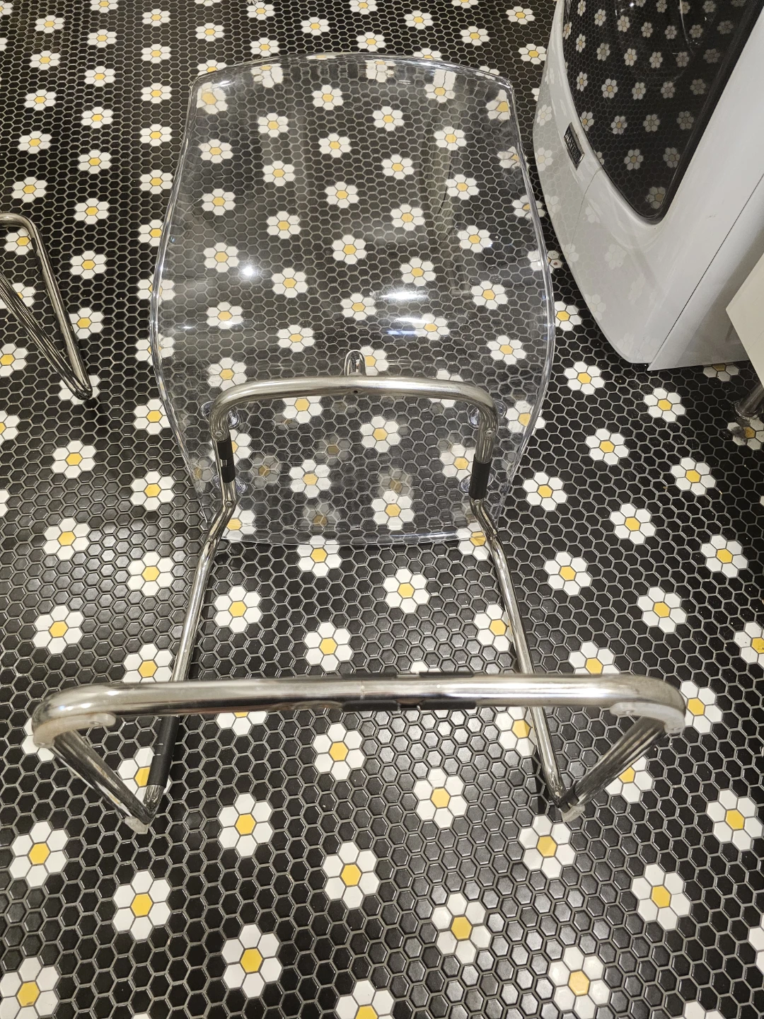 Glass top IKEA dining table with 4 plastic chairs - photo 3