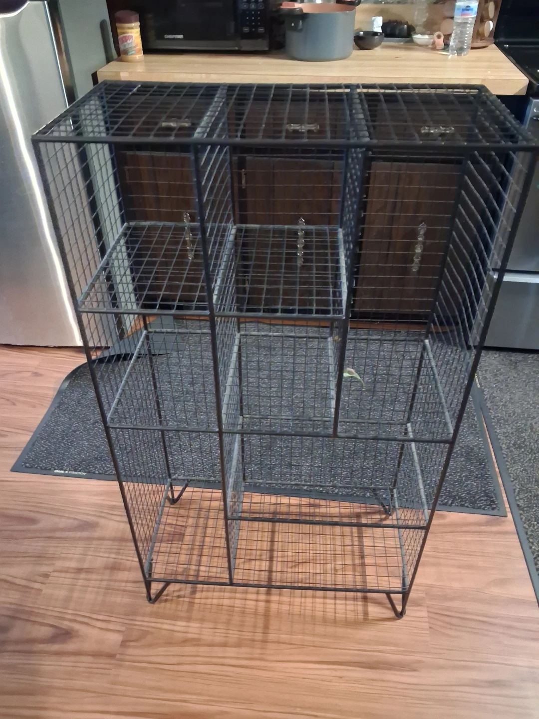 Wire shelving unit
