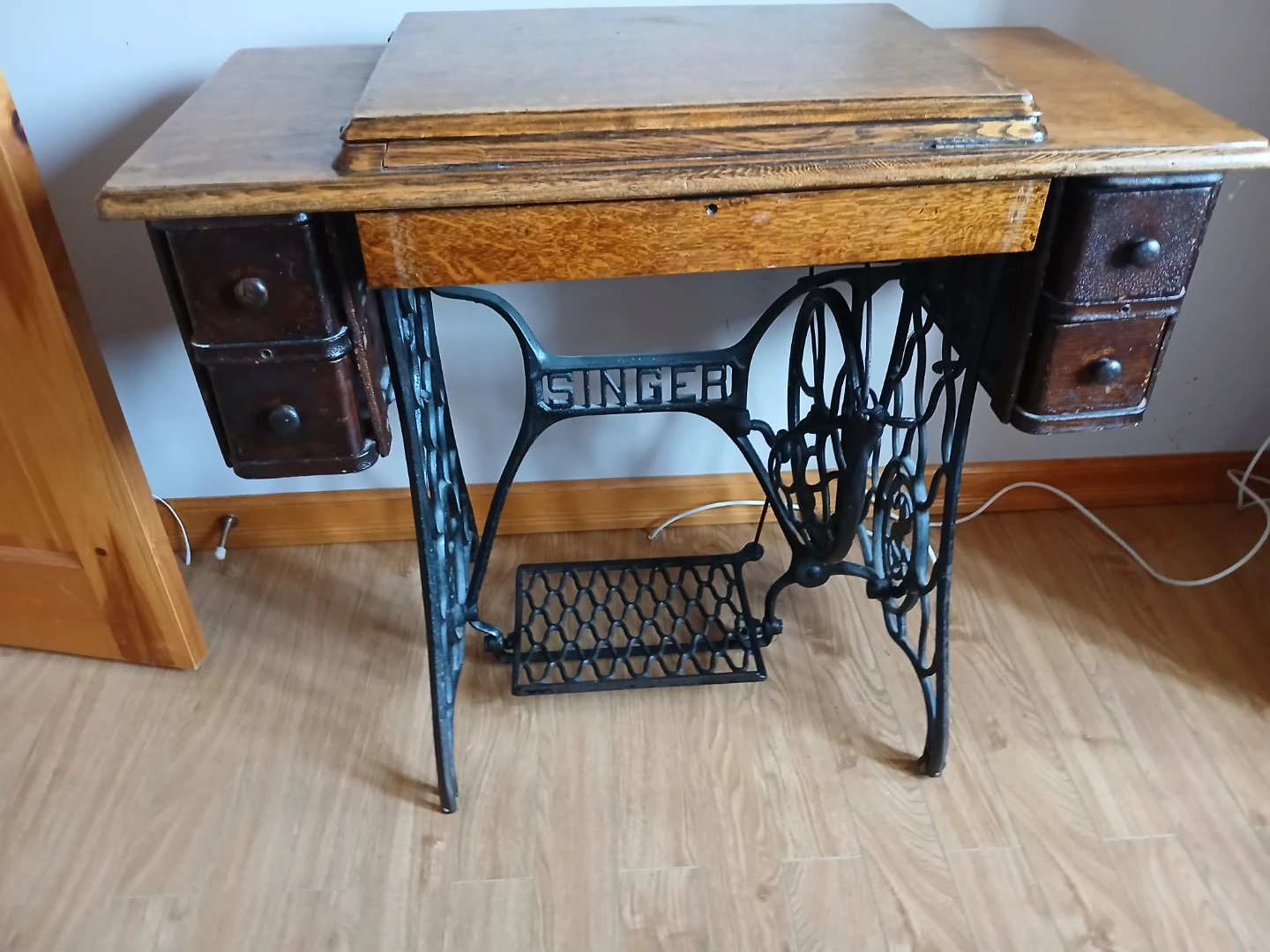 Singer vintage treadle sewing machine with cabinet - photo 2