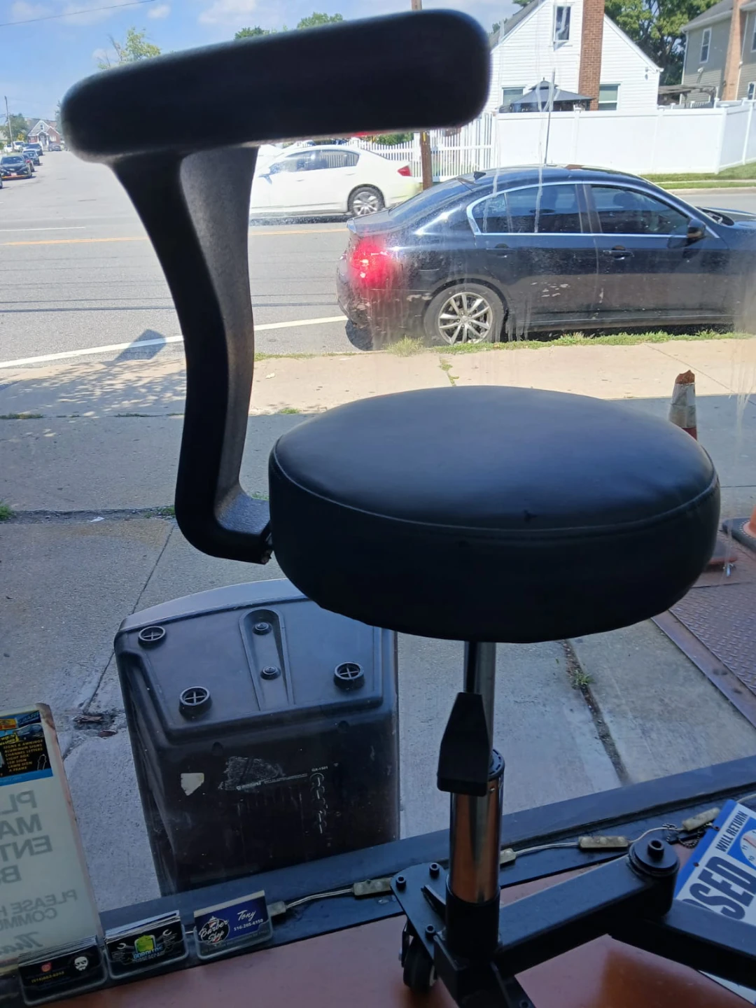 Barber stool with circular foot rest