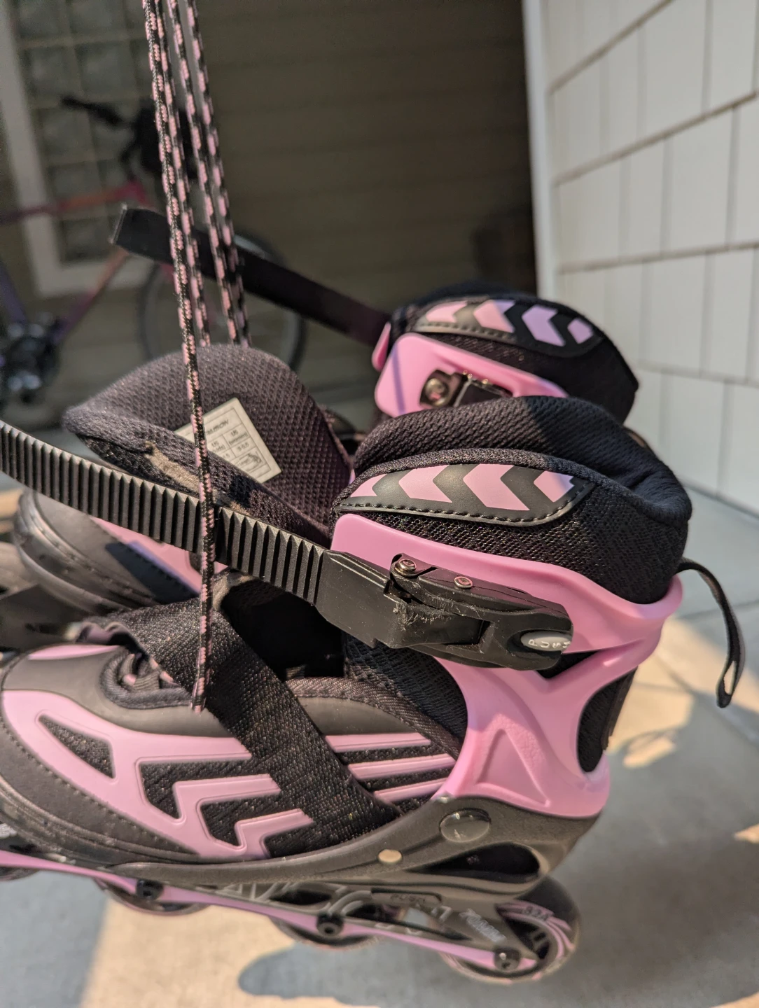 Girls inline adjustable rollerblades with pads  - like new - photo 4